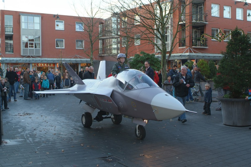 Illustration for article titled Guy Builds F-35 Fighter Jet On His Own